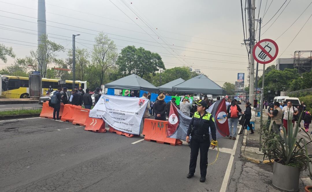 Bloqueo frente a la SHCP; trabajadores del INAH exigen insumos y uniformes dignos . Foto: Especial