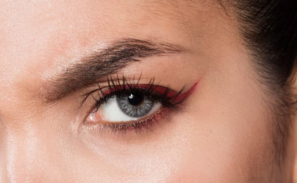 El párpado caído se debe maquillar con trazos delgados. Foto: Freepik