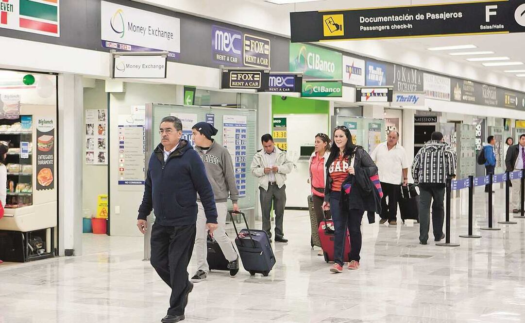 La iniciativa señala que es cada vez más recurrente la queja por la TUA, establecida por el operador del aeropuerto, por el uso de sus instalaciones. Foto: EL UNIVERSAL