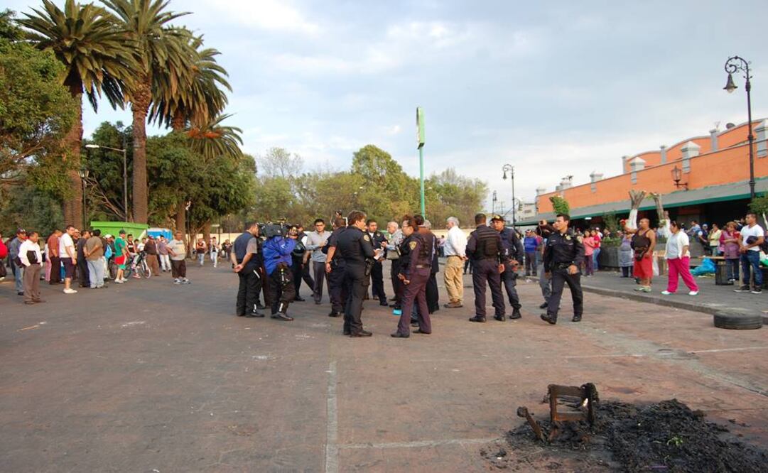 Mientras dialogaban inconformes y servidores públicos, granaderos resguardaron el lugar para evitar otros actos violentos. (Foto: Especial)