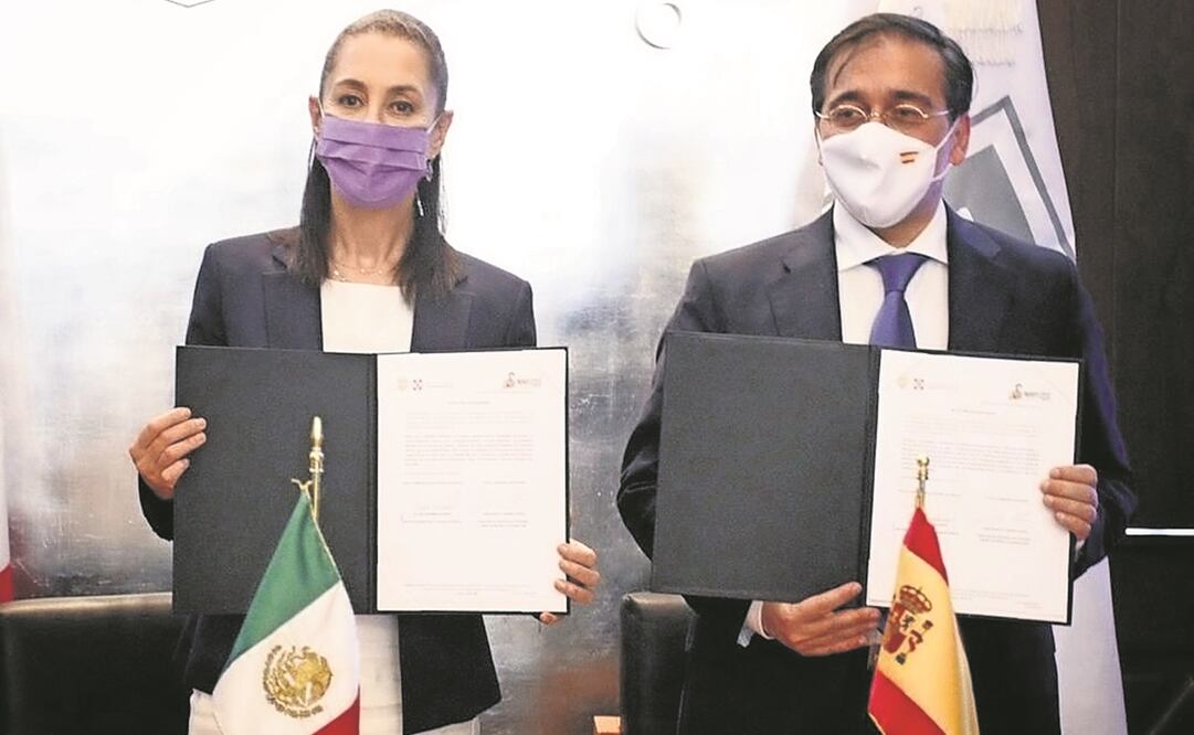 Sheinbaum y el ministro José Manuel Albares, en la firma. Foto: ESPECIAL