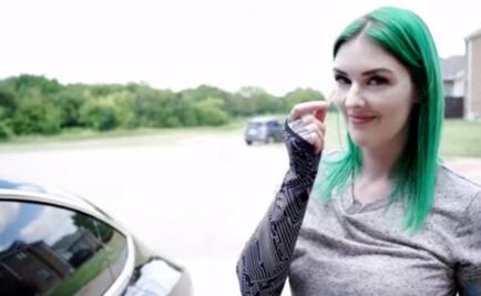 Mujer se inserta un chip RFID en su brazo para abrir su Tesla Model 3