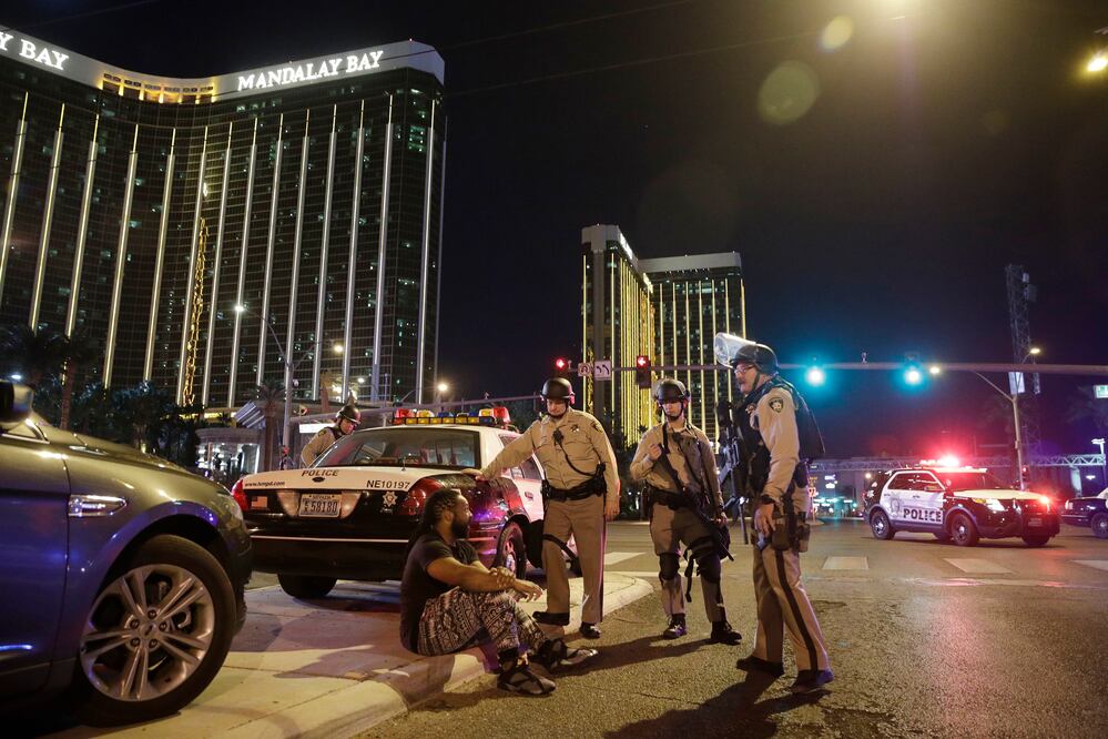Policías en las cercanías del resort Mandalay Bay, en Nevada. (AP)