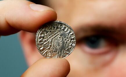 Pareja encuentra tesoro de monedas de hace mil años