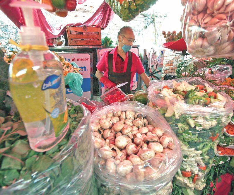 Comerciantes, sobre todo de alimentos, portaron cubrebocas y repartieron gel antibacterial entre sus clientes. Reconocieron que las ventas han bajado aproximadamente 30%. CARLOS MEJÍA. EL UNIVERSAL