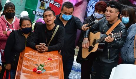 "Donde veas esta cruz ahí estaré yo": Sepultan a Paola y su hijo Dilan, víctimas de derrumbe en el Chiquihuite