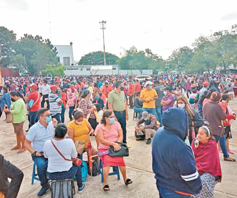 Ayer, por cuarto día, las sedes de pago volvieron a registrar lleno total y no hubo cuidado de los protocolos de salud para evitar contagios. Foto: LEOBARDO PÉREZ. EL UNIVERSAL