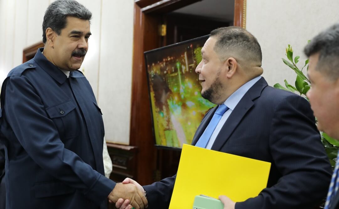 Nicolás Maduro saluda al diputado José Brito, coordinador del movimiento opositor Primero Venezuela, durante una reunión en Caracas. Foto: EFE