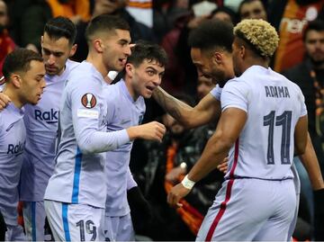 Barcelona sufre para avanzar a los cuartos de final de la Europa League