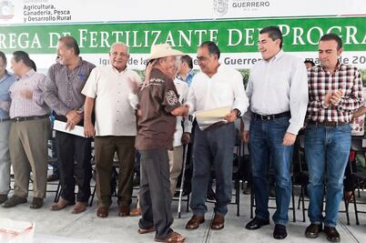 Entrega Héctor Astudillo fertilizante a zona Norte