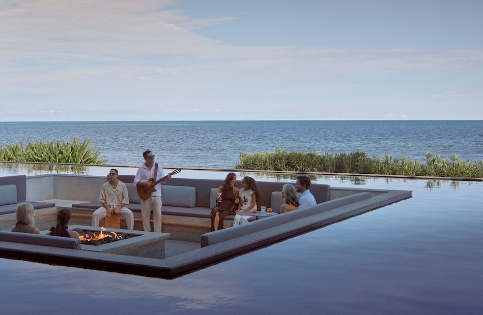 Disfruta el atardecer en la playa del hotel Waldorf Astoria Riviera Maya. Foto: Cortesía Waldorf Astoria Riviera Maya