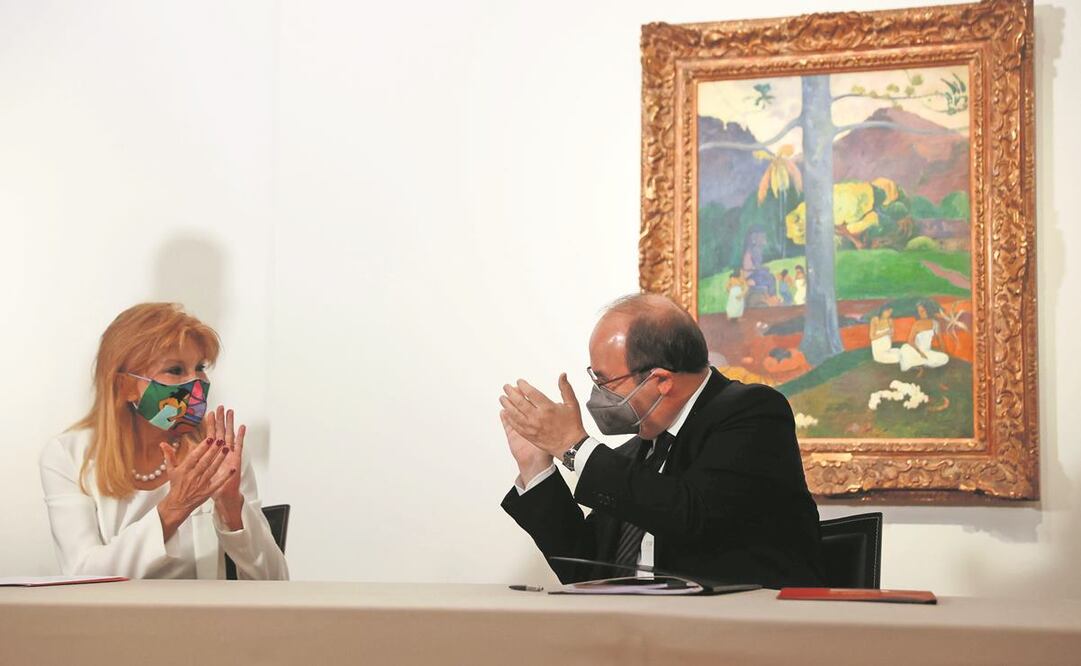 La baronesa Carmen Thyssen y el ministro de Cultura, Miquel Iceta, aplauden delante de la obra Mata Mua durante la firma del acuerdo en Madrid. Foto: Juan Carlos Hidalgo/ EFE.