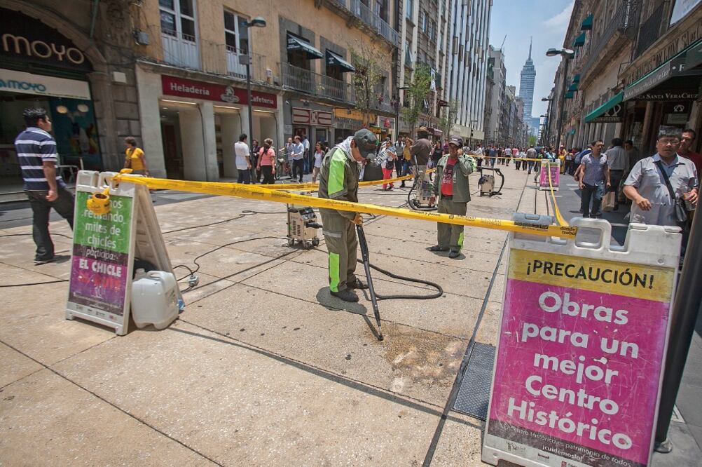 Cerca de 20% del primer cuadro de la ciudad está afectado por plastas de chicle arrojadas al piso por los visitantes y que sólo pueden ser removidas con máquinas que expulsan agua a una temperatura de 80 grados centígrados (ARCHIVO EL UNIVERSAL)