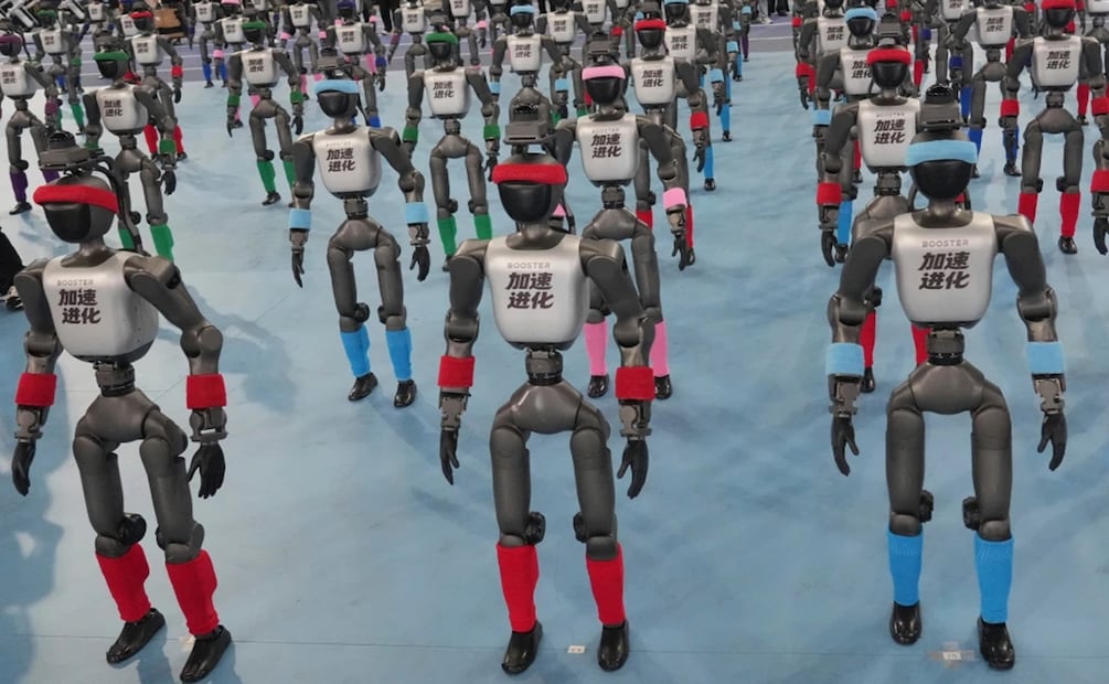 Robots con apariencia de espectadores realizan una exhibición durante la ceremonia de apertura de los Juegos Mundiales de Robots Humanoides en Pekín, el sábado 22 de agosto de 2026. Foto: AP / Achmad Ibrahim