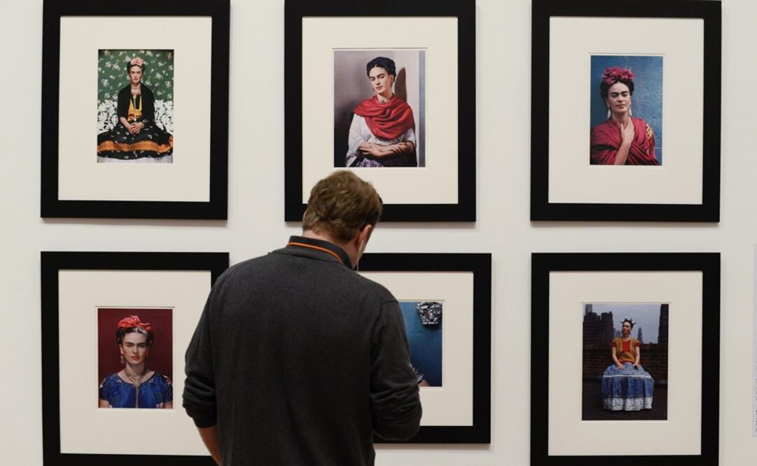 Un hombre observa varias fotografías de Frida Kahlo tomadas por Nickolas Muray. Foto: EFE/Erik S. Lesser, archivo