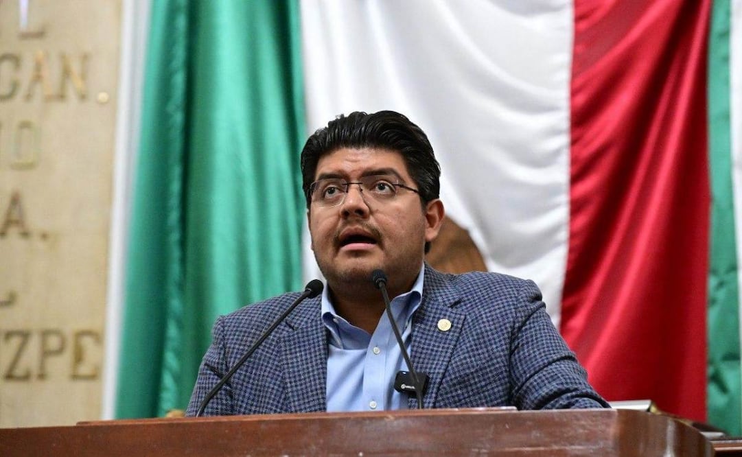 El diputado local de Morena, Víctor Hugo Lobo Rodríguez, presentó una iniciativa para que las fórmulas de candidatos a concejales y diputados locales puedan ser mixtas. Foto: Especiales.