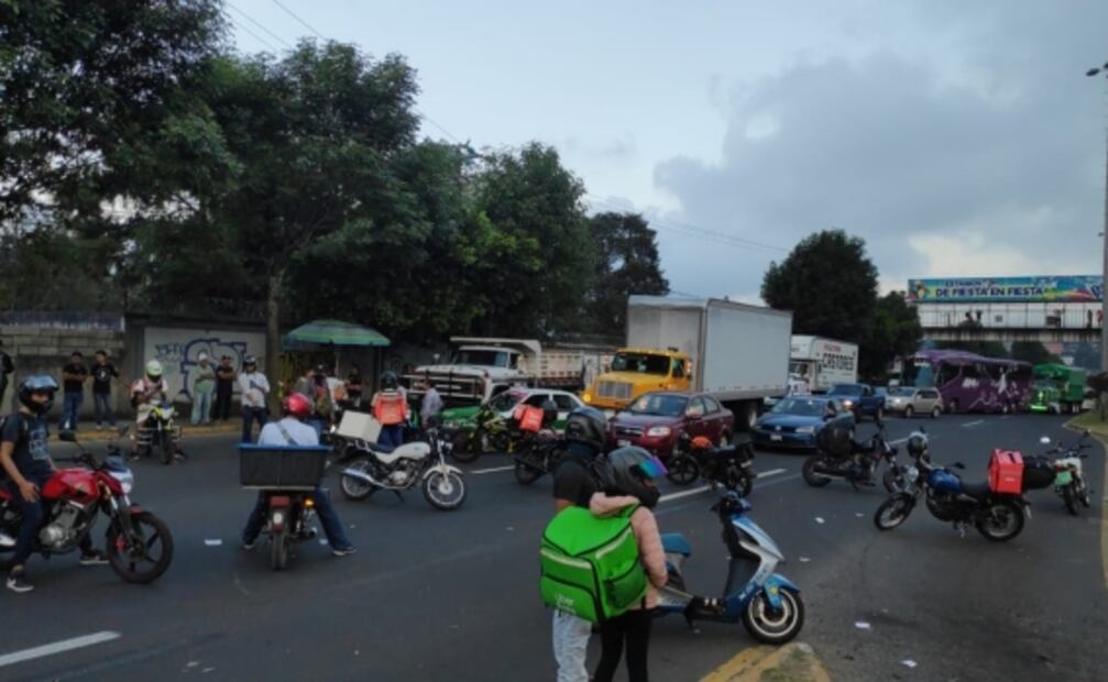 Motorepartidores bloquean avenidas principales de Xalapa en demanda de abusos policiales 