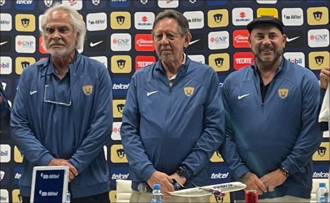 La cúpula de Pumas muestra su apoyo al Turco Mohamed en la presentación de refuerzos / FOTO: Miguel Flores