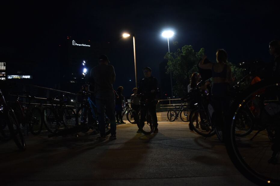 Paseo nocturno en bicicleta con temática de disfraces, de la Fuente de Petróleos a la Plaza Tlaxcoaque. fotos: Abril Ángulo