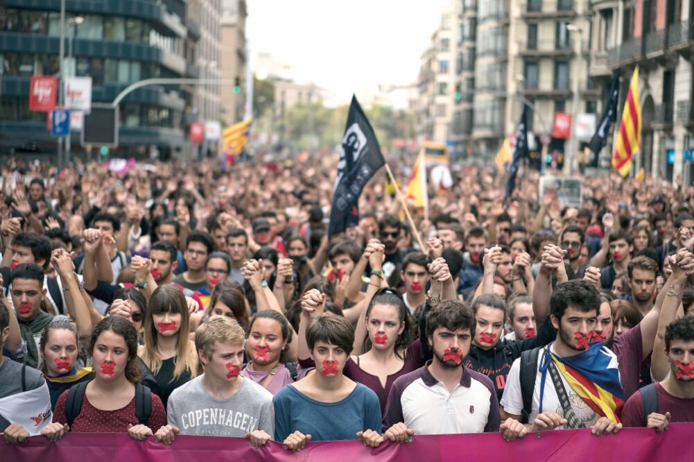 Simpatizantes de la independencia de Cataluña marcharon ayer en el centro de Barcelona. Los dirigentes catalanes acusaron a la policía española de abusar de su fuerza y de represión durante el referéndum del domingo. (FELIPE DANA. AP)