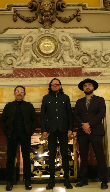 Los integrantes de León Azul en el Teatro Metropólitan: Christian Olguín, baterista;  Juan Carlos Linares, vocalista; Enrique Avendaño, bajista. 
Foto: Cortesía.