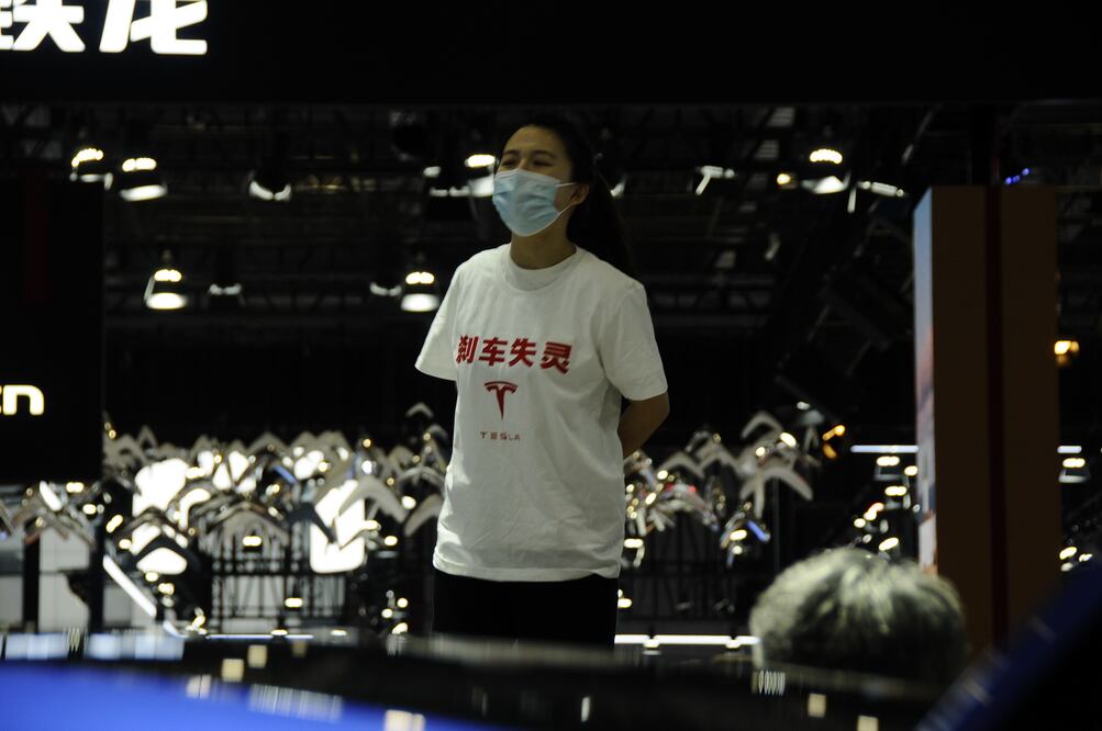 Auto Show de Shanghai: dueña de Tesla se sube a Model 3 para protestar por frenos defectuosos