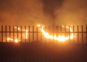 Reportan incendio en Fraccionamiento Rancho San Juan, en Almoloya de Juárez; fuego no ha sido controlado