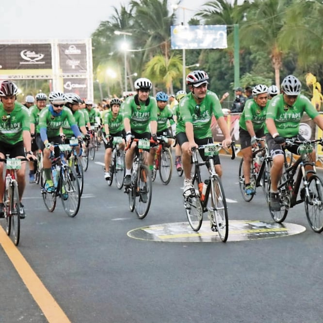 Frente al Centro Internacional de Convenciones se dio el banderazo de salida a la carrera ciclista que da realce al puerto de Acapulco ante el mundo. ESPECIAL