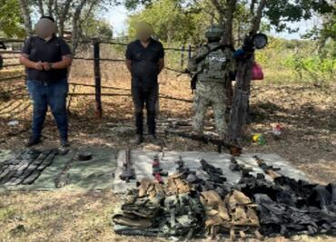 Aseguran armas, cargadores, chalecos tácticos y vehículos con reporte de robo en dos municipios de Sinaloa; detienen a dos personas