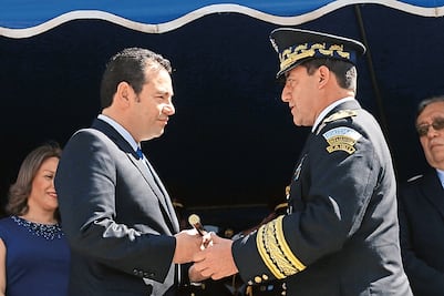Jimmy Morales recibe la "bendición" de los militares