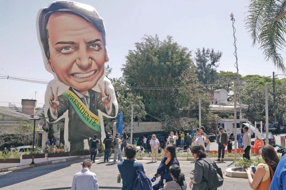 Seguidores de Jair Bolsonaro, quien fue acuchillado durante un acto de campaña el pasado jueves, afuera del hospital Albert Einstein, en Sao Paulo, al que fue trasladado ayer. Foto: ANDRE PENNER. AP