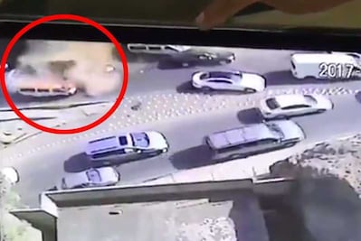 Captan momento en que cae excavadora en Interlomas