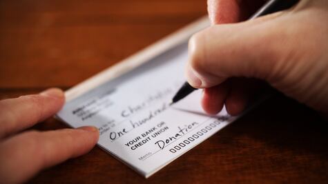 ¿Altruismo o egoísmo? Las razones por las que la gente hace donaciones