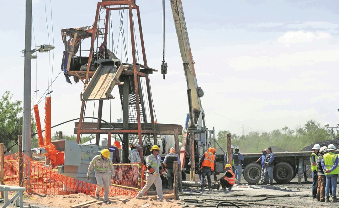 Al cumplirse tres días del accidente en la comunidad Las Agujitas, avanzan los trabajos para desazolvar; también se inició el blindaje de la llamada zona cero.