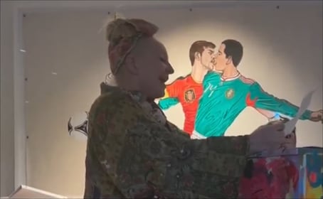 Chicharito Hernández se besa con Iker Casillas en un mural, se observa en polémico video de la cantante Sia 