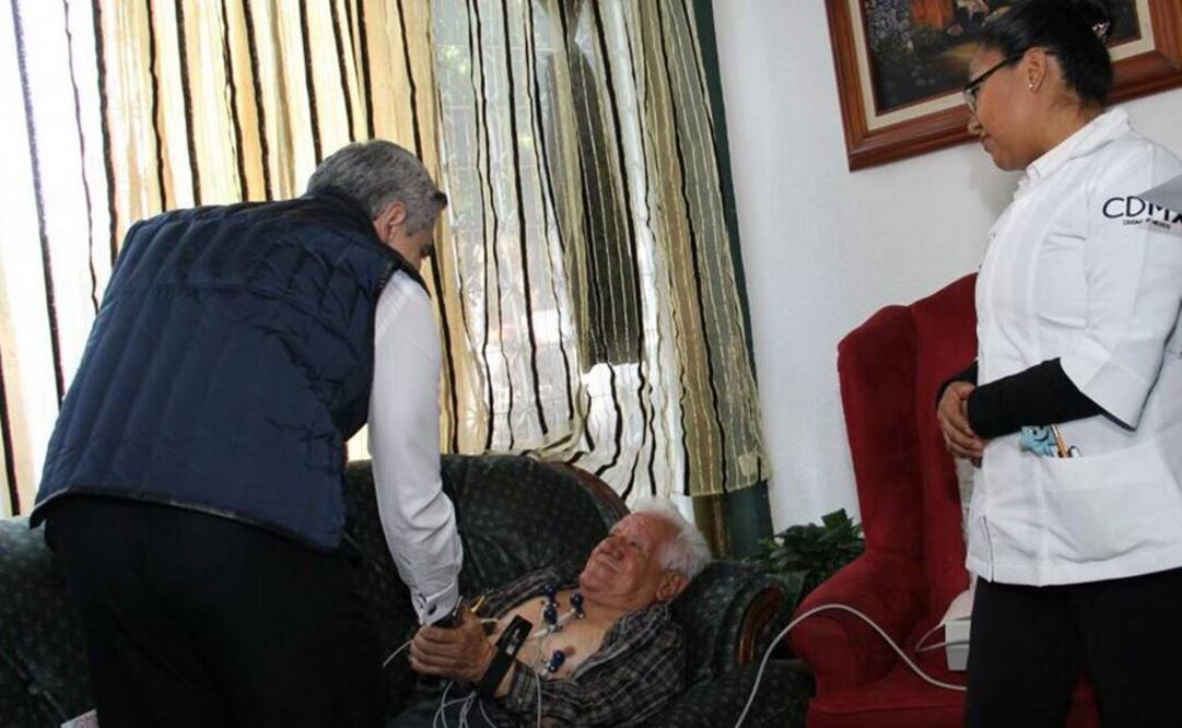 El mandatario capitalino visitó 3 domicilios en los que se atendió a una mujer embarazada, una adulta mayor con hipertensión y un adulto mayor en recuperación, tras una cirugía en los ojos (Foto: @ManceraMiguelMX)