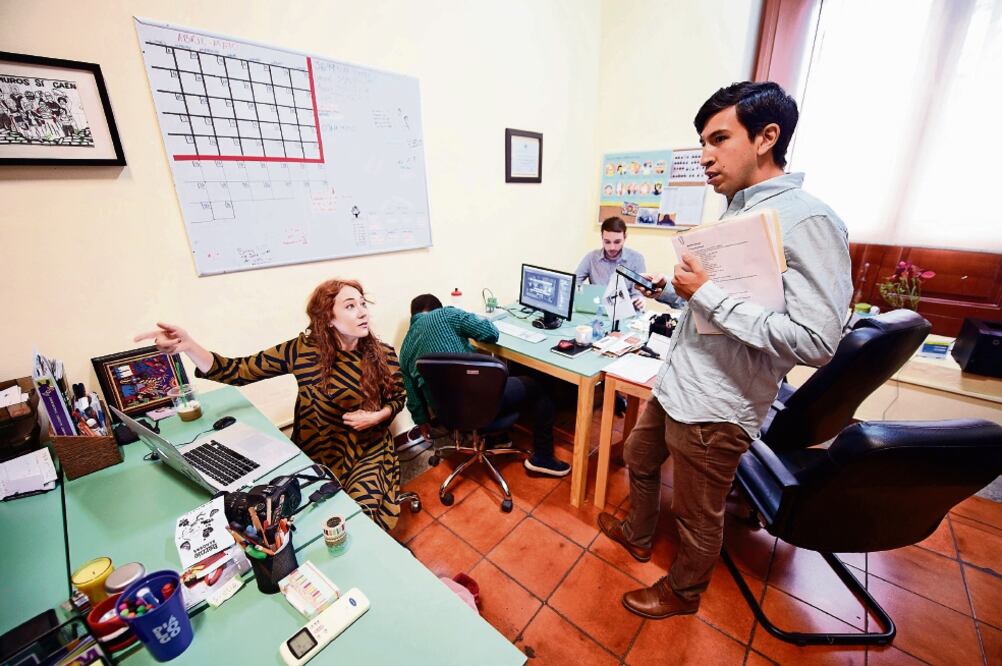 Para el diputado independiente y sus colaboradores es suficiente su pequeña oficina, donde utilizan pizarras en las que anotan las actividades a desarrollar, así como los pendientes e ideas que surgen en conjunto (JORGE ALBERTO MENDOZA. EL UNIVERSAL)