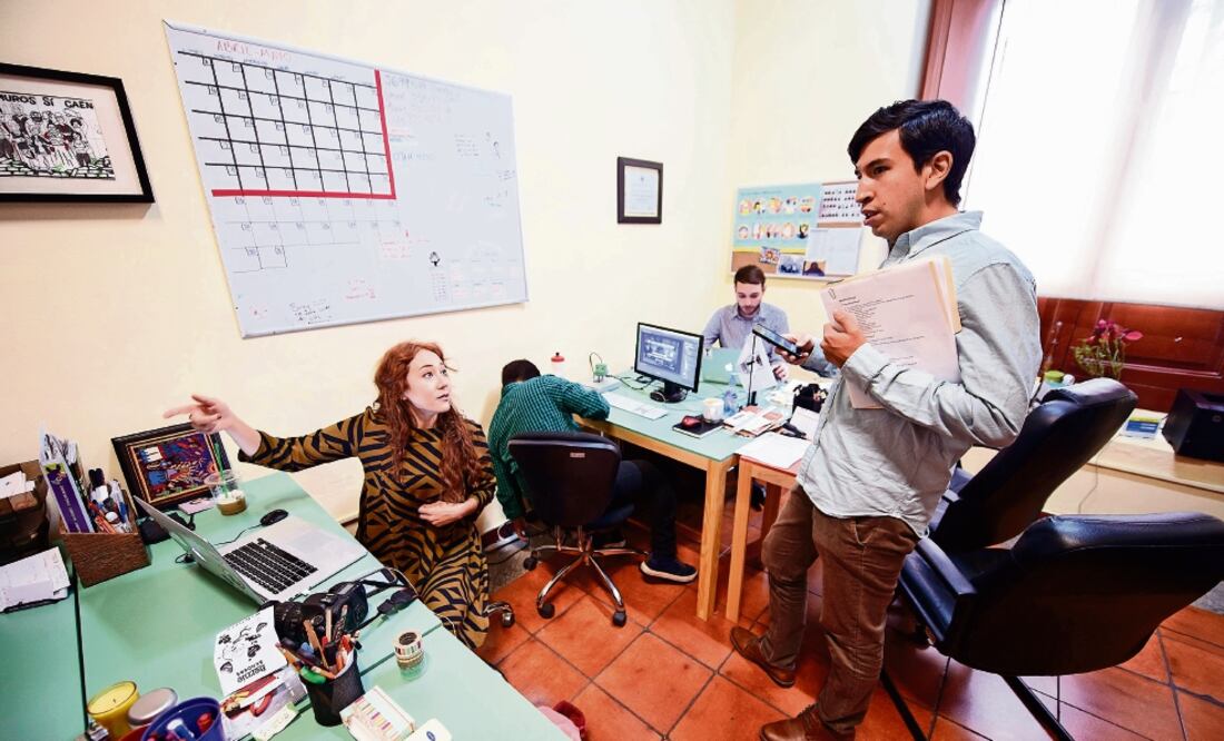 Para el diputado independiente y sus colaboradores es suficiente su pequeña oficina, donde utilizan pizarras en las que anotan las actividades a desarrollar, así como los pendientes e ideas que surgen en conjunto (JORGE ALBERTO MENDOZA. EL UNIVERSAL)