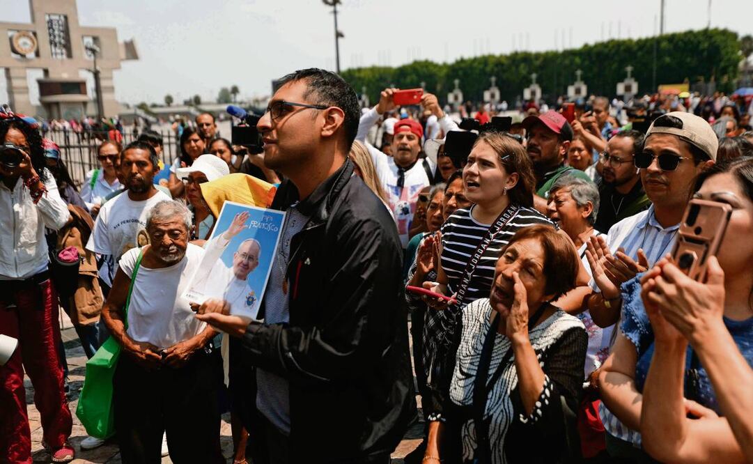 Fieles afuera de la Basílica de Guadalupe por la misa tras el fallecimiento del papa Francisco, que fue presidida por el arzobispo Carlos Aguiar Retes. (22/04/2025) Foto: Diego Simón Sánchez | El Universal