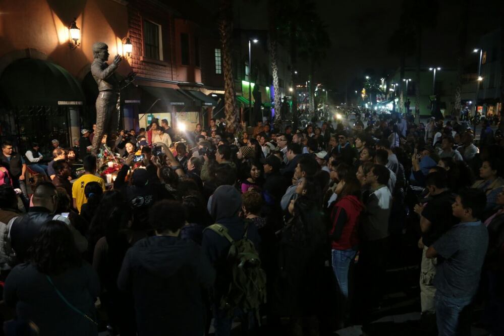 “¡Juan Gabriel no se muere!”, decían decenas de fans y mariachis, quienes rindieron un homenaje especial al ¡Divo de Juárez!.
