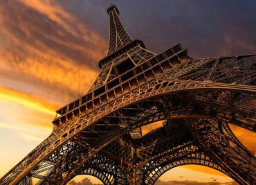 Detienen a 2 sospechosos de violación tumultuaria a turista mexicana cerca de la torre Eiffel