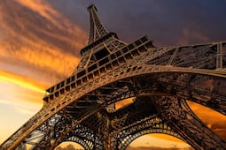 París modifica el horario de la Torre Eiffel y sus principales museos por las altas temperaturas