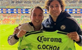 Emilio Azcárraga le regala una camiseta personalizada del América a Guillermo Ochoa