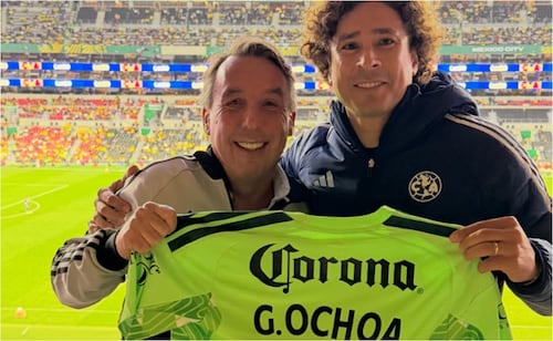 Emilio Azcárraga le regala una camiseta personalizada del América a Guillermo Ochoa