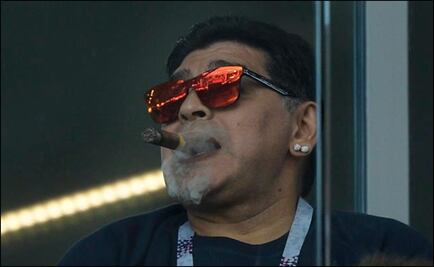 Maradona es captado fumando en el Argentina vs Islandia