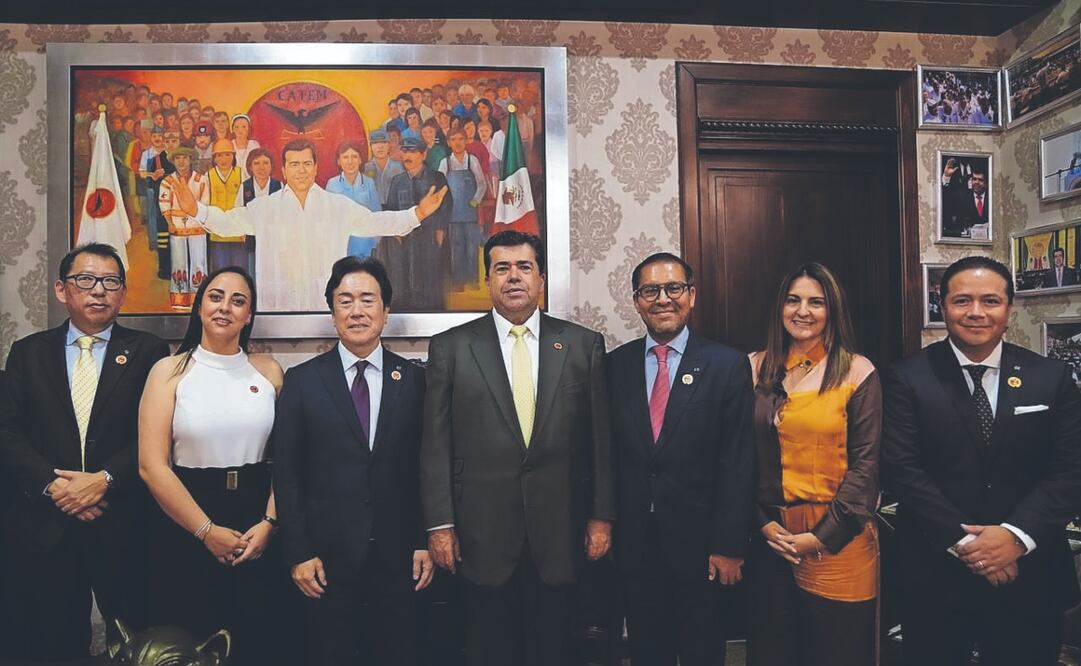 El CEO Global de Mazda Motor Corporation, Masahiro Moro, visitó ayer miércoles al diputado Pedro Haces Barba, secretario general de la Confederación Autónoma de Trabajadores y Empleados de México. Foto Especial