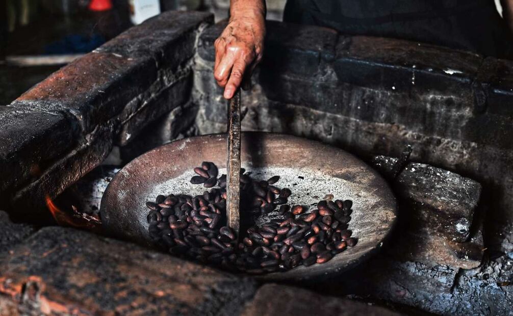 Los granos de cacao se tuestan en un comal a fuego medio. Foto: Luma López / EL UNIVERSAL