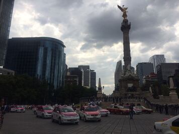 Taxistas desquician tránsito por 10 horas
