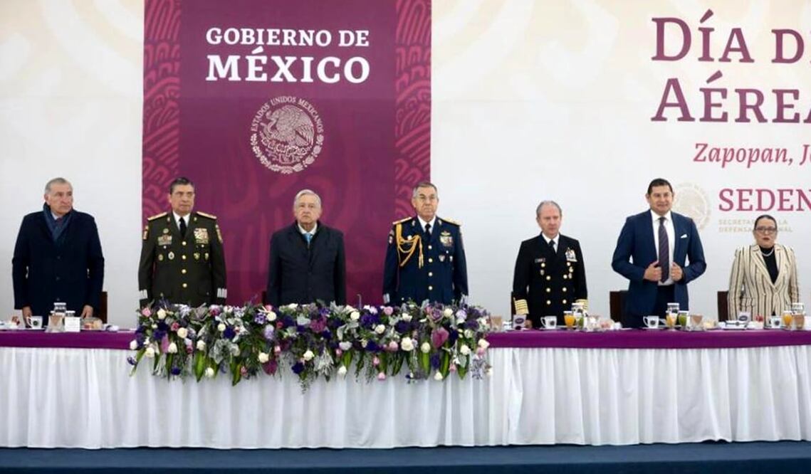 López Obrador destacó la labor de los elementos de la Fuerza Aérea Mexicana que comandados por el general piloto aviador, Miguel Eduardo Hernández Velázquez, implementaron la misión para rescatar con vida a Evo Morales. Foto: especial