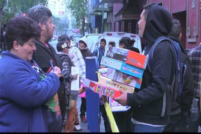 Reyes Magos dan regalos a hijos de voceadores de EL UNIVERSAL